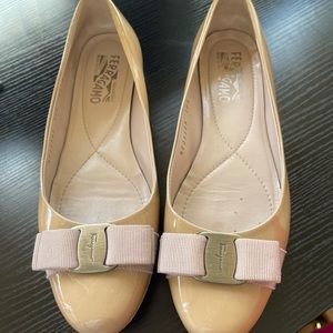 Classic nude Ferragamo flats